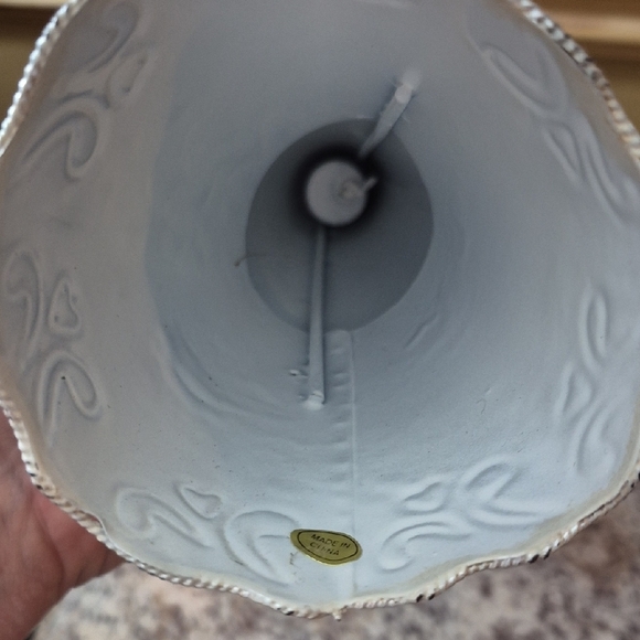 Source Unknown Serene Angel Sculpture in Cream and White, Metal. - Picture 6 of 7